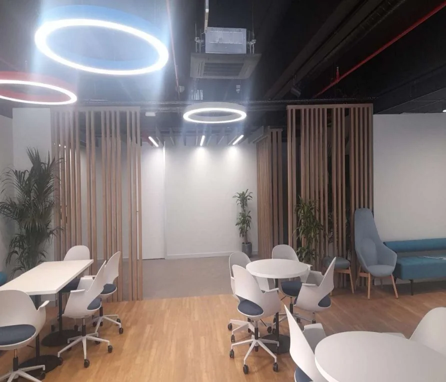 TOGG ofis projesinden ahşap çıtalı bekleme alanı
