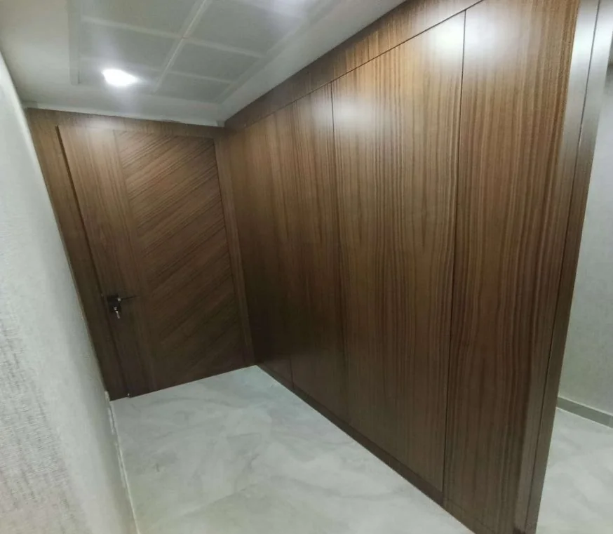 Ceviz kaplama duvar paneli ve kapı uygulaması